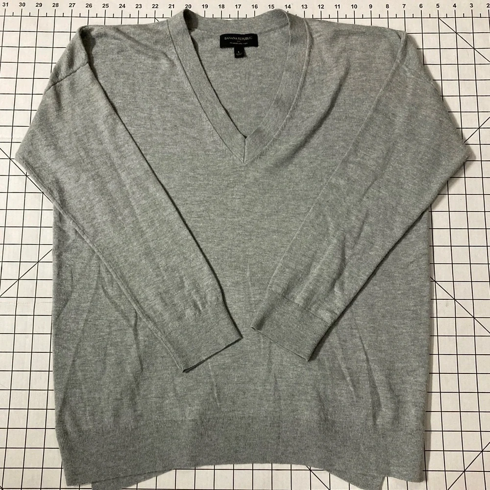 Banana Republic Men’s Large‎ Gray Premium Luxe Yarn V-neck Sweater